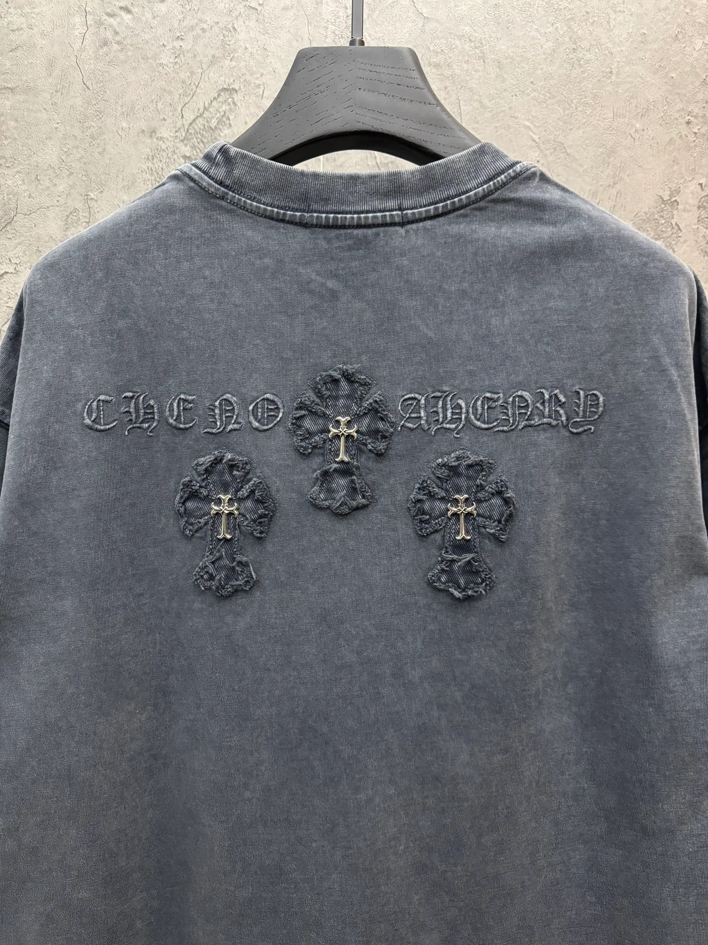 P230 top version, real shot without P, ​​different from market currency) 𝗖𝗵𝗿𝗼𝗺𝗲 𝗛𝗲𝗮𝗿𝘁𝘀/Croxin 2026 spring new original single counter American washed patch embroidered couple short sleeves 👑The highest version! Customized fabric 320 grams, washed and fried. Best-selling model at the counter. Very comfortable to wear. Accessories: Original molded and authenticated collar label➕100% silk wash label. Genuine purchase-grade original hangtag➕matching hanging rope➕3D hanging beads➕original packaging bag. Craftsmanship: The original version has consistent wiring! The highest version of the armhole matching technique! Color: Gray Black Size: S M L XL Style No.: 6609